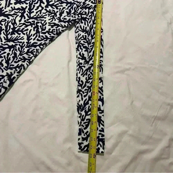 LILLY PULITZER BLUE & WHITE CORAL DESIGN V NECK SWEATER M - Picture 4 of 6